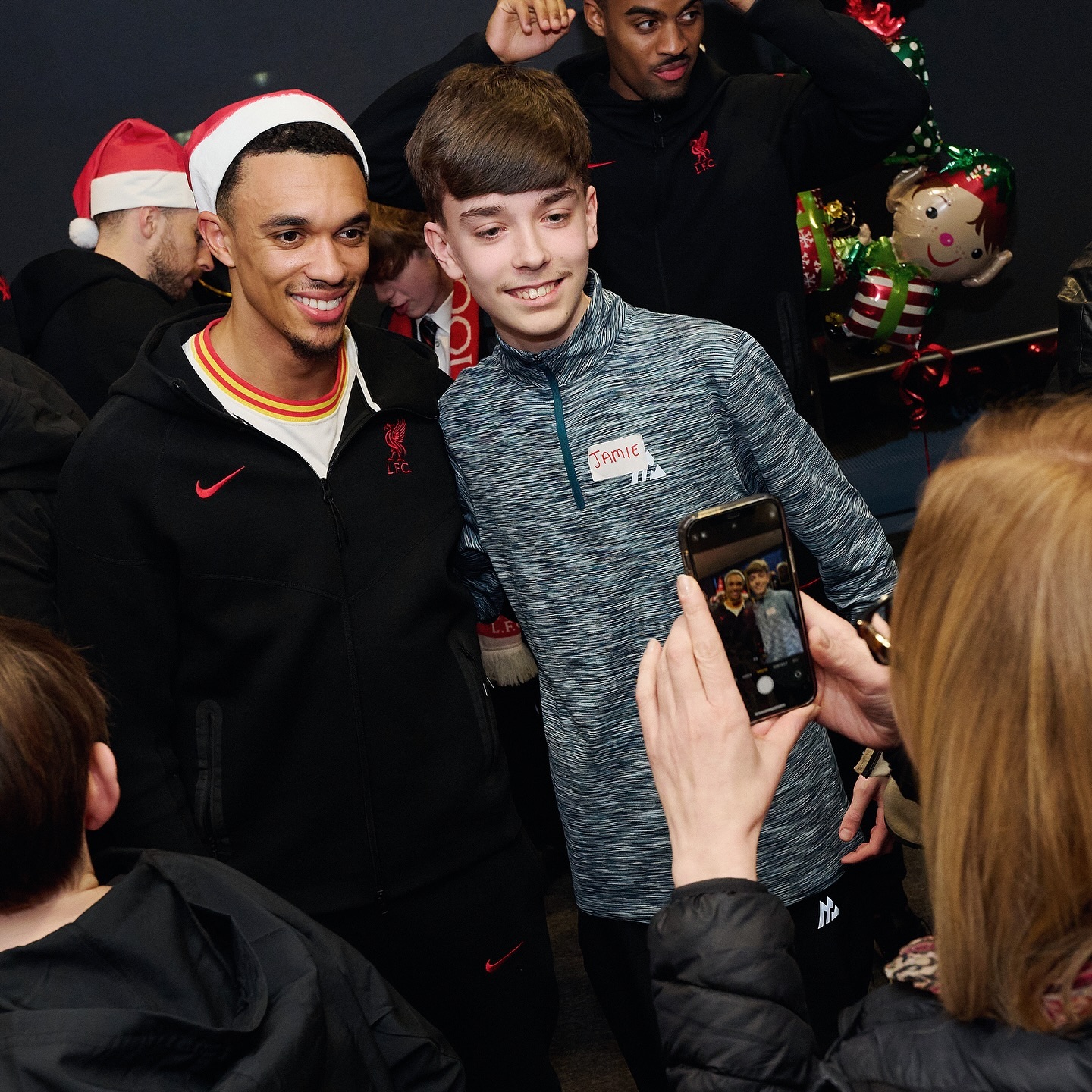 A HEARTWARMING CHRISTMAS! Liverpool made their annual Christmas visit to Alder Hey Children’s Hospital today to sprinkle some festive magic 🎄