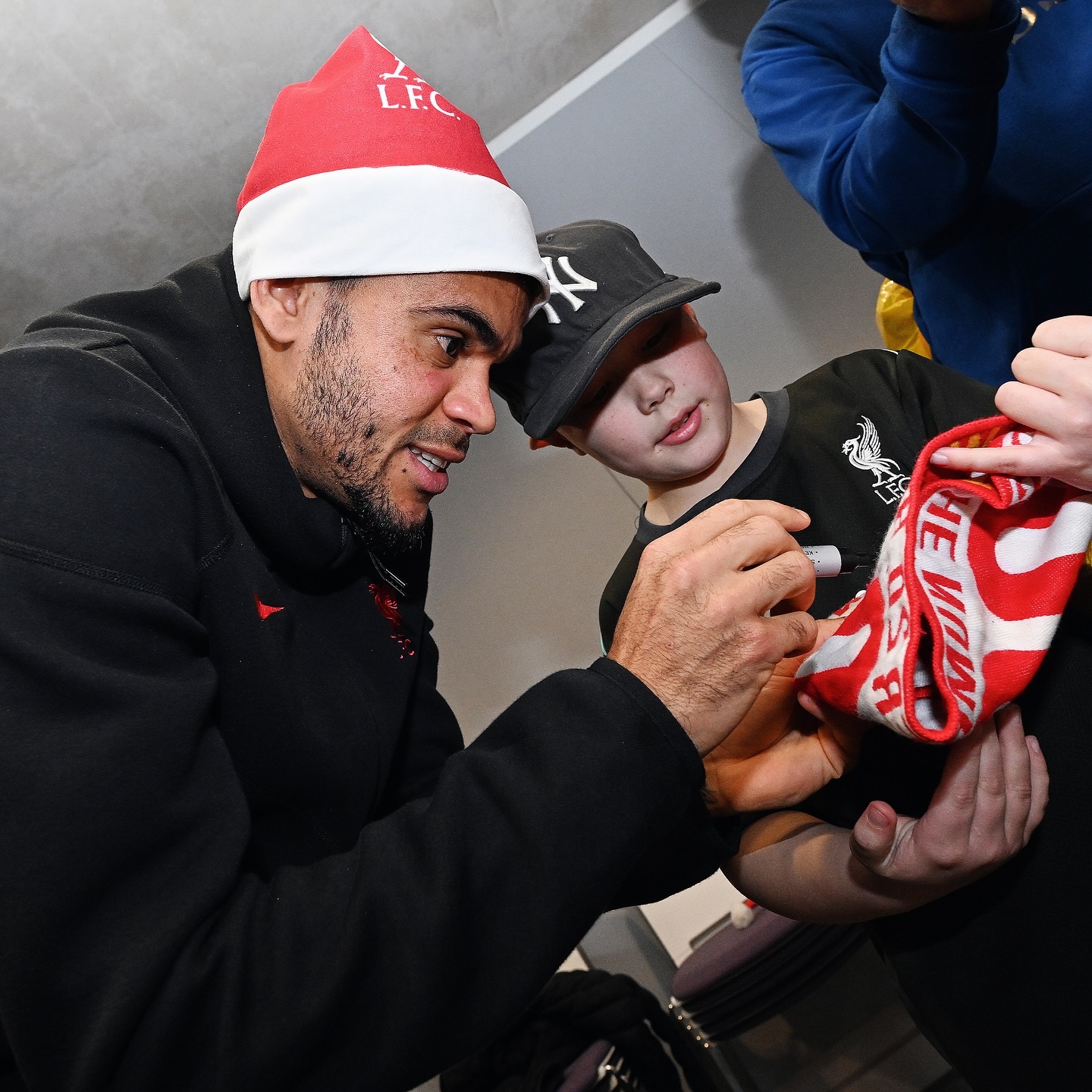 A HEARTWARMING CHRISTMAS! Liverpool made their annual Christmas visit to Alder Hey Children’s Hospital today to sprinkle some festive magic 🎄