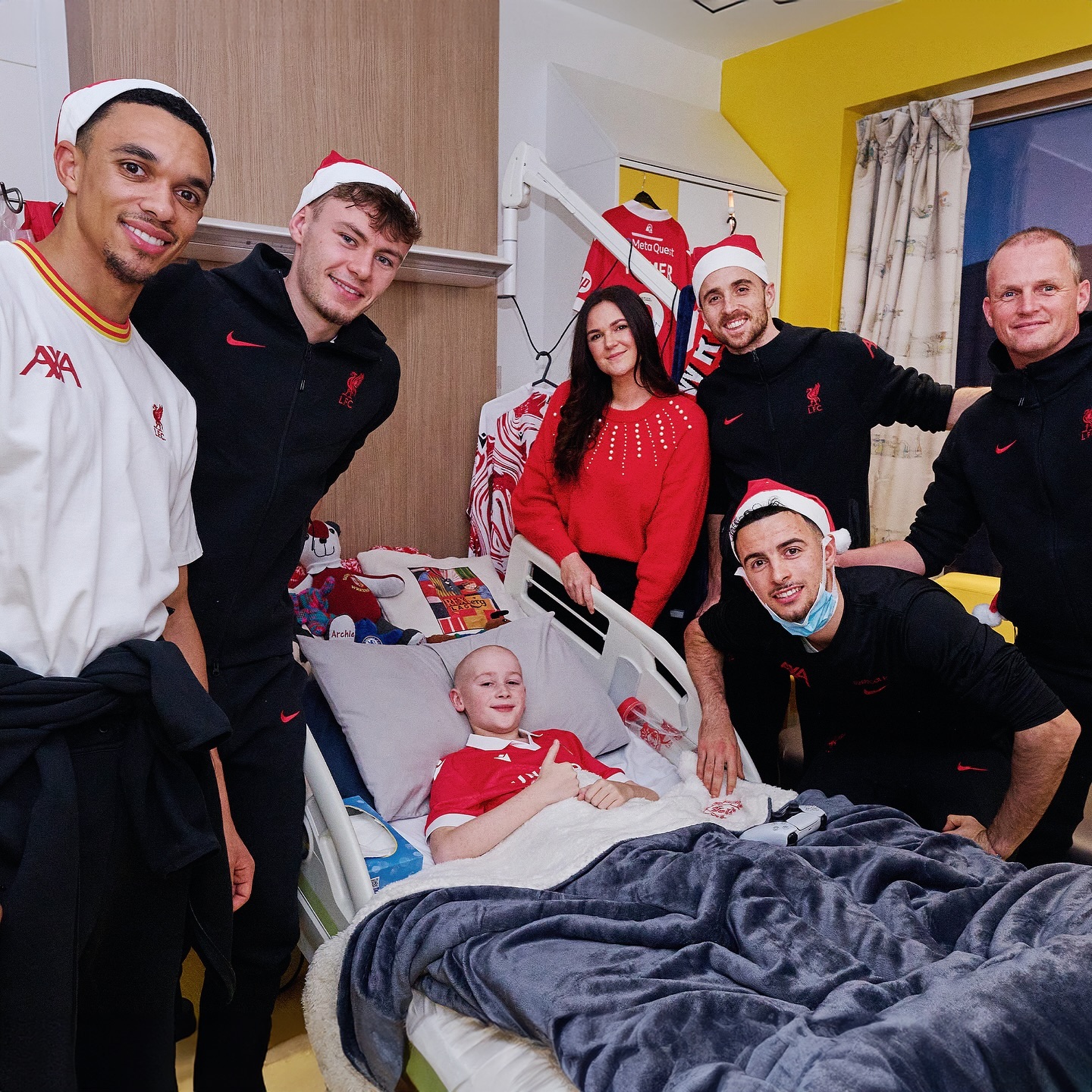 A HEARTWARMING CHRISTMAS! Liverpool made their annual Christmas visit to Alder Hey Children’s Hospital today to sprinkle some festive magic 🎄